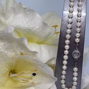 Halsband med vackra  saltvattenpärlor. Längd 42cm