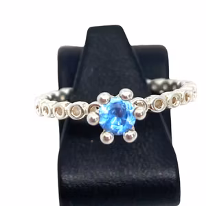 Spinning silverring med blå sten