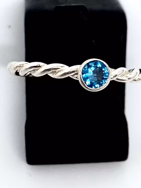 Spinning silverring med blå sten och vriden skena hos EriCsson Ur och Guld