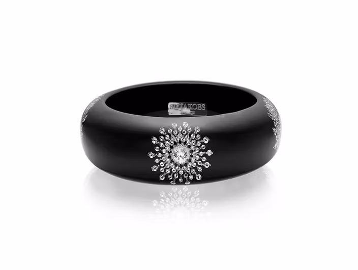 Sif Jakobs Isola stel armring svart med gnistrande Swarovski kristaller i monster som en stjärna hos EriCsson Ur och Guld