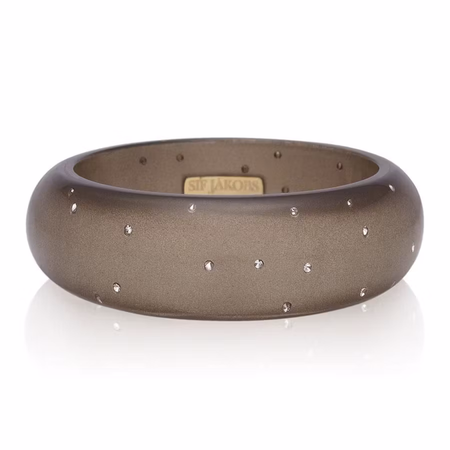 Sif Jakobs Vackra armring i gyllenbrun av resin beströdd med Swarovski kristaller hos EriCsson ur och Guld