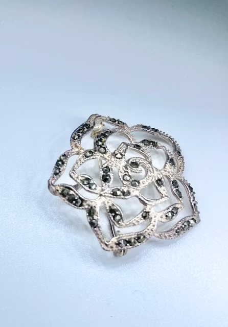 Vintage brosch I silver med markasiter Design Victor Janson hos EricSson ur och Guld