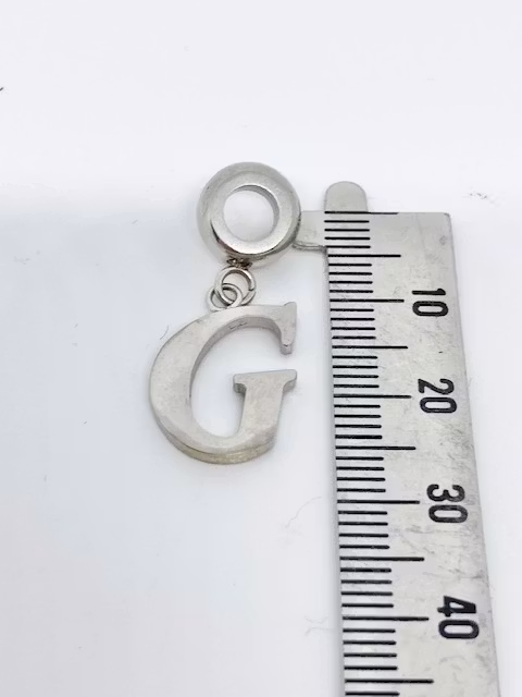 G Bokstavs berlock  i stål Design Bud to Rose