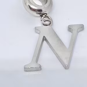 N Bokstavs berlock i stål Design Bud to Rose