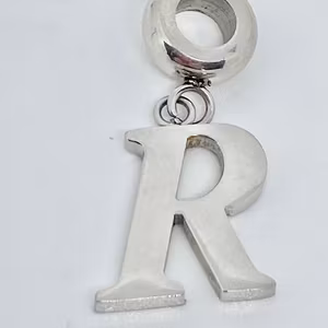 R Bokstavs berlock i stål Bud to Rose