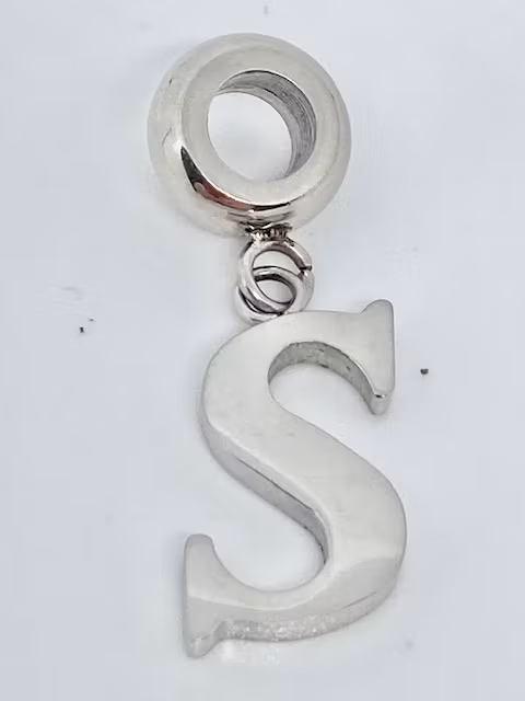 S Bokstavs berlock i stål Design Bud to Rose