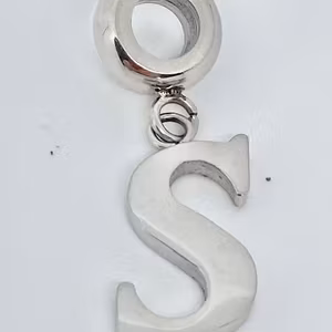 S Bokstavs berlock i stål Design Bud to Rose