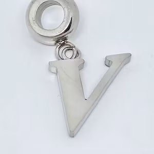 V Bokstavs berlock Stål Design Bud to Rose