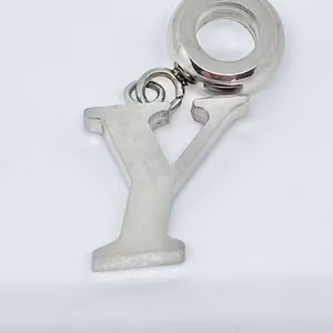 Y Bokstavs berlock i stål Design Bud to Rose