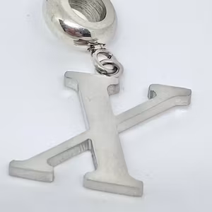 X Bokstavs berlock  i stål Design Bud to Rose