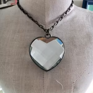 kristall hjärta med kedja i antiksilver färg 82