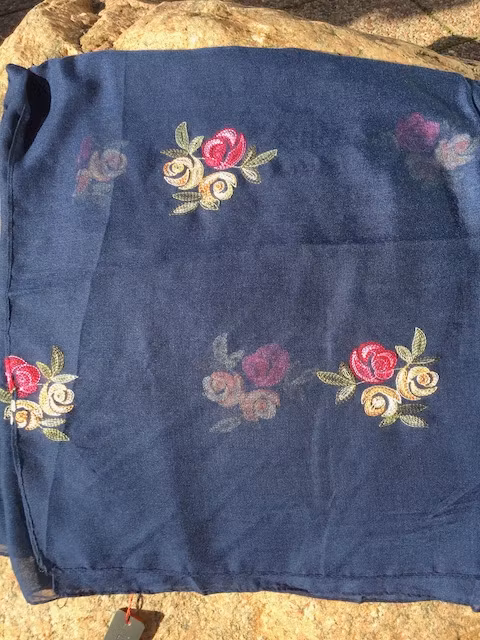 Vacker blå bomulls sjal med blommor broderade på hos EriCsson Ur och Guld