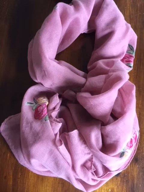 Rosa vacker sjal i bomull med broderier hos EriCsson Ur och Guld