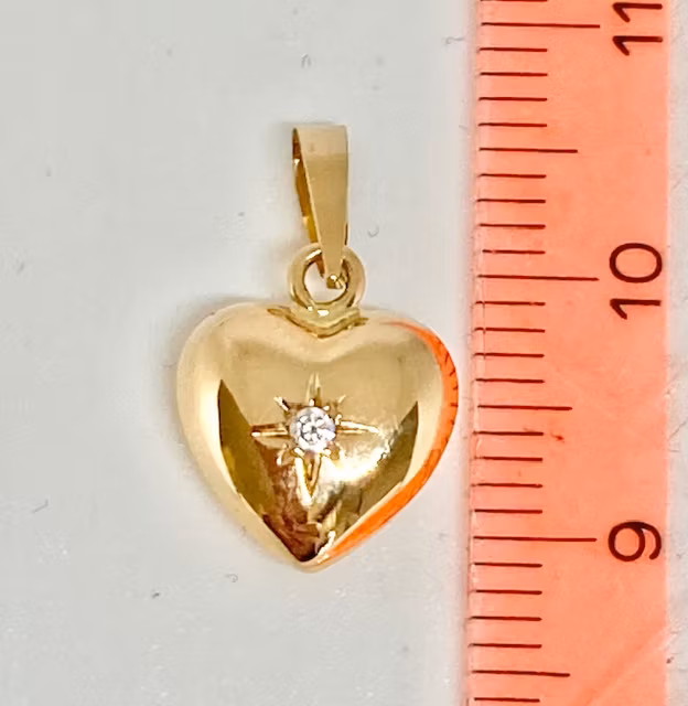 Guldhjärta 18k med C Z sten och trekantsögla hos EriCsson Ur och Guld