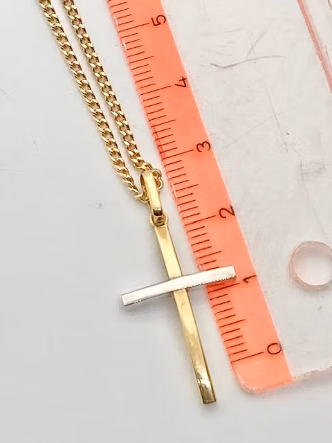 Modernt klassiskt Guldkors i gul och vitguld 18k hos EriCsson Ur och Guld