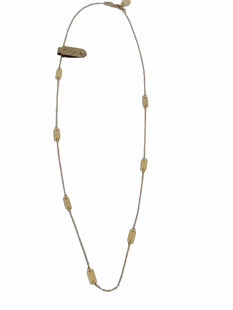Mycket vackert halsband från Scoop med små guldrektanglar fästa i en tunn ankakedja18k hos EriCsson Ur och Guld