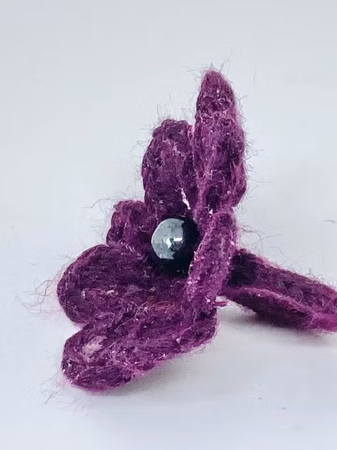 Lila virkad blomring Design JemasMix hos Ericsson Uroch Guld