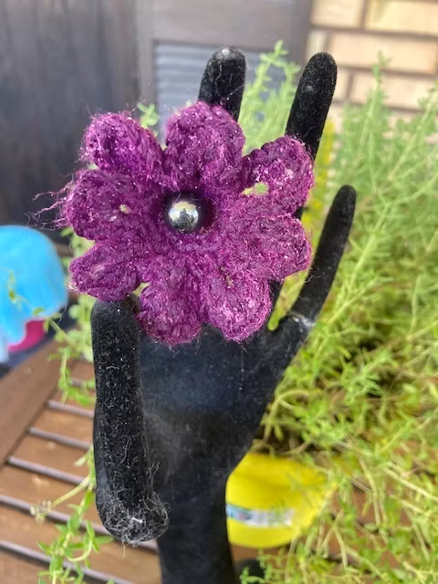 Lila virkad Blomring Design JemasMix Handgjord hos EriCsson Ur och Guld