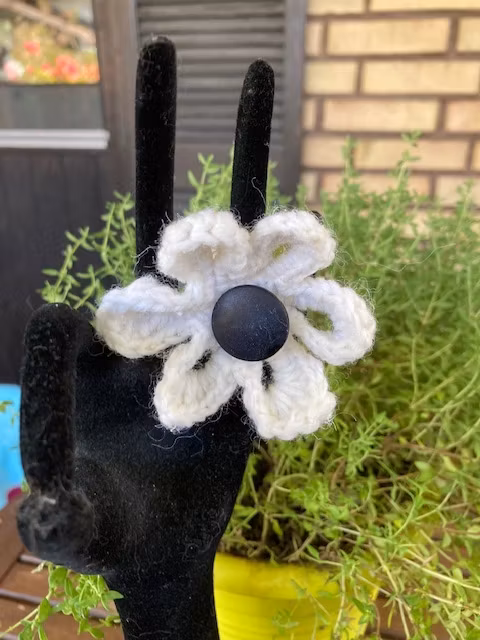 Virkad blomring med svart dekorknapp Design Jemas