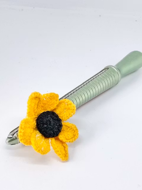 Handgjord gul virkad blomring med svart dekorknapp  Design JemasMix hos Ericsson Ur och Guld