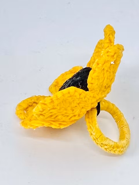 Handgjord gul virkad Blomring Design JemasMix hos Ericsson Ur och Guld