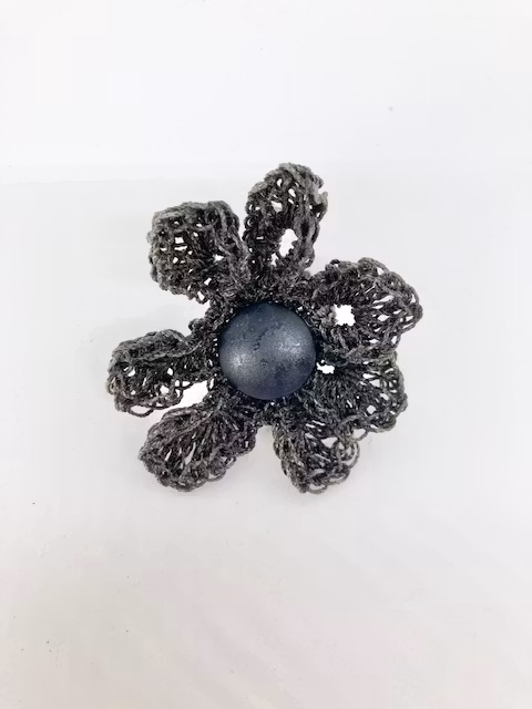 Handgjord Svart virkad blomring Design JemasMix hos Ericsson