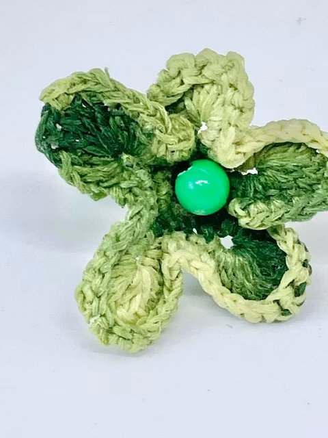 Handgjord virkad grön  blomring Design Jemasmix hos Ericsson Ur och Guld