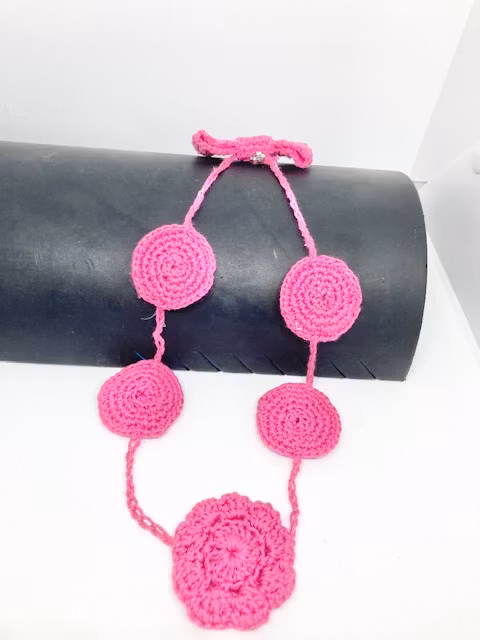 rosa-cerise handgjort virkat haLsband Design Jemasmix hos Ericsson Ur och Guld