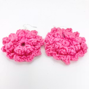 Handgjord rosa-cerise virkad  liten blomma örhänge