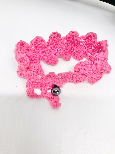 Handgjord rosa-cerise virkat armband  hos Ericsson Ur och Guld Design Jemasmix