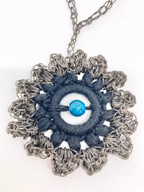 Handgjort grå/svart virkat halsband/turkos sten