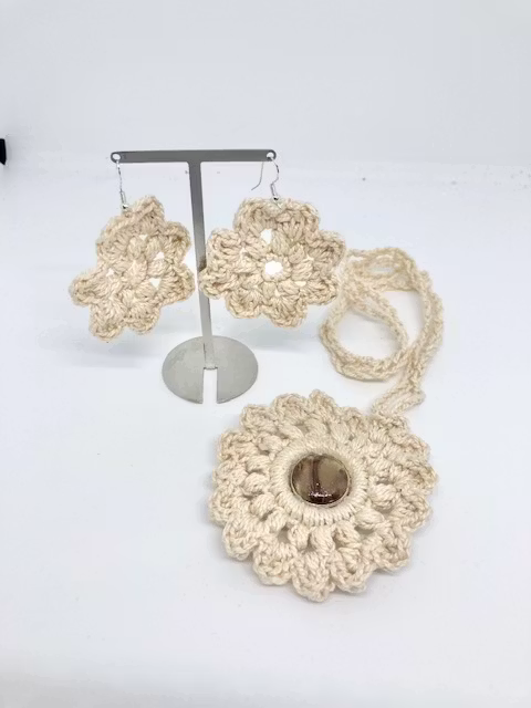 handgjorda virkad smycken haängr och örhänge Design JemasmIx hos Ericsson Ur och Guld