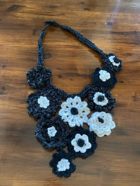 Fräckt och maffigt svart-vitt blom-halsband Design JemasMix hos Ericsson Ur och Guld