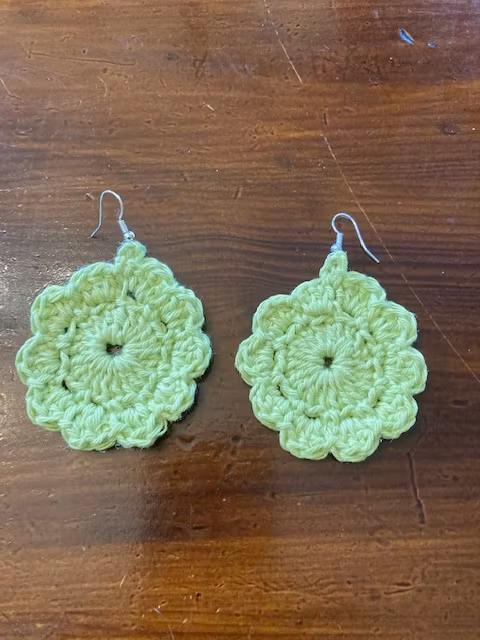 Handgjorda virkade örhängen Blomma Design Jemasmix hos Ericsson UrochGuld