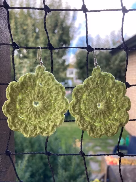 Handgjorda virkade blomörhängen i grönt bomullsgarn Design JemasMix hos Ericsson Ur och Guld
