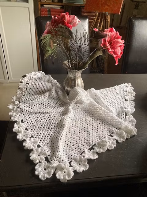Vacker romantisk virkad sjal kantad med blommor Färg vit. Design JemasMix hos Ericsson Ur och Guld