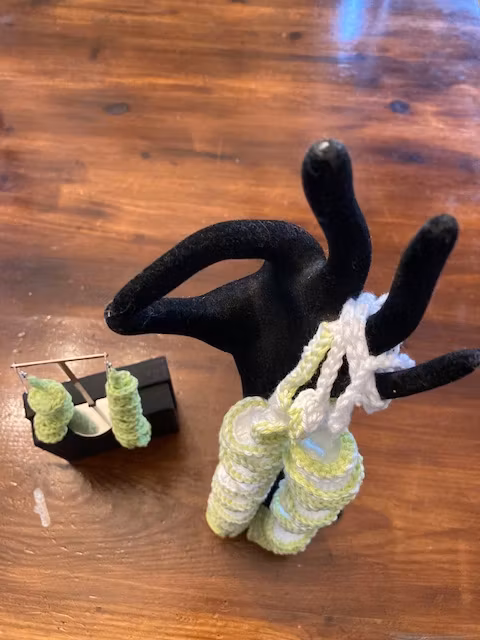 Häftigt handgjort virkat halsband Spiral Design JemasMix  Hos Ericsson Ur och Guld