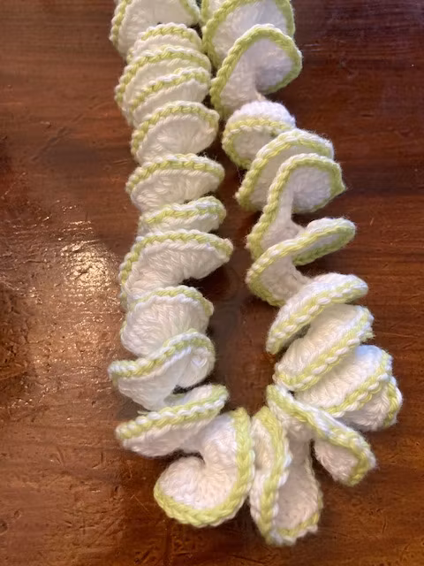 Fräckt handgjort virkat halsband Spiral med virkade snoddar som knytes i nacken Design JemasMix hos EriCsson Ur och Guld