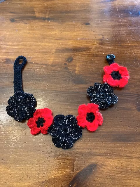 Handgjort virkat halsband Choker blommor i svart och rött Design JemasMix hos Ericsson Ur och Guld