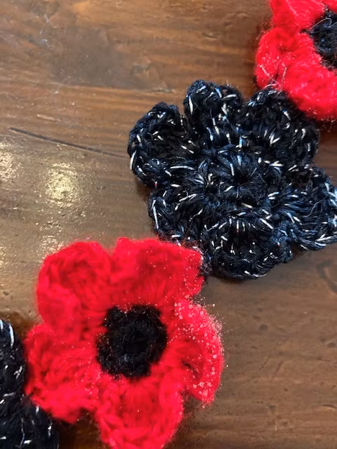 choker halsband handgjort virkat med röda och svarta blommor Design JemasMix hos EriCsson Ur och Guld