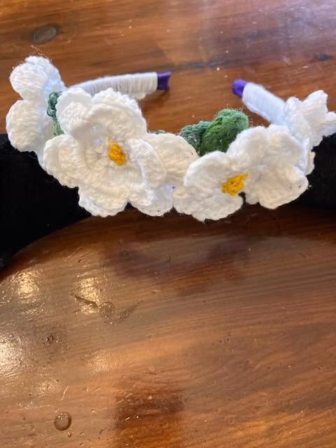 Diadem med virkade blommor Design JemasMix hos Ericsson Ur och Guld