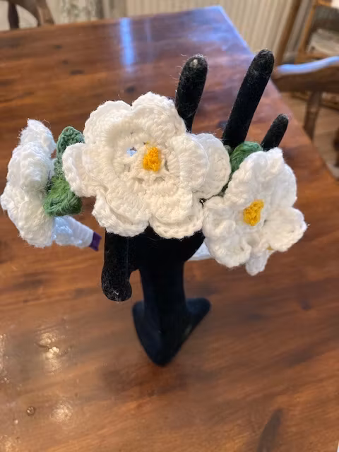 Blomdiadem: Virkade vita blommor och grön små blad pryder detta söta diadem Design JemasMix hos EriCsson Ur och Guld