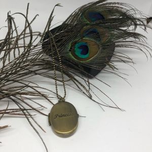 Köp nu: Medaljong Princess guldfärgad kedja!