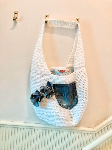 vitvirkad väska med jeansrosor som detaljer design Jemasmix