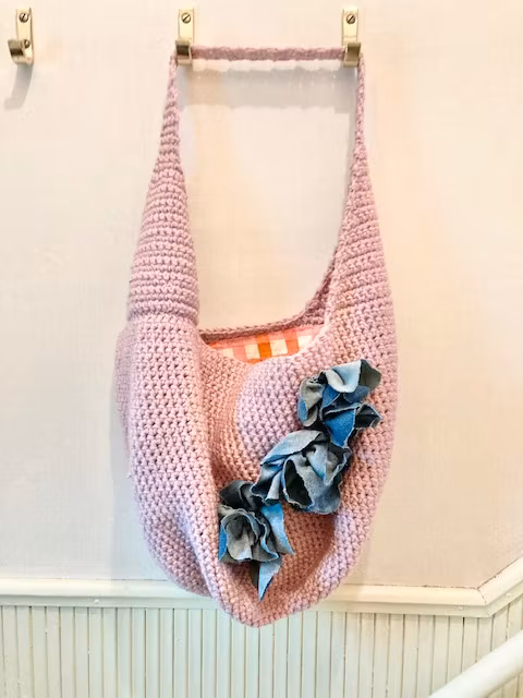 rosa virkad väska med jeansrosor Jemasmix