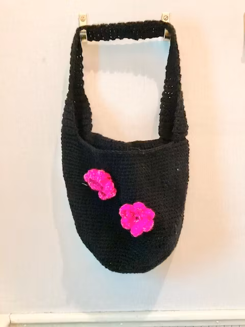 väska svart virkad med 2 st cerise virkade blommor Jemasmix
