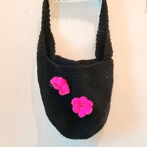 Väska svart virkad 2 st cerise rosor Jemasmix
