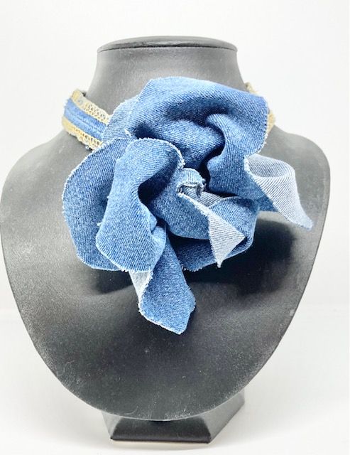 halsband gjort i jeanstyg jeansblomma