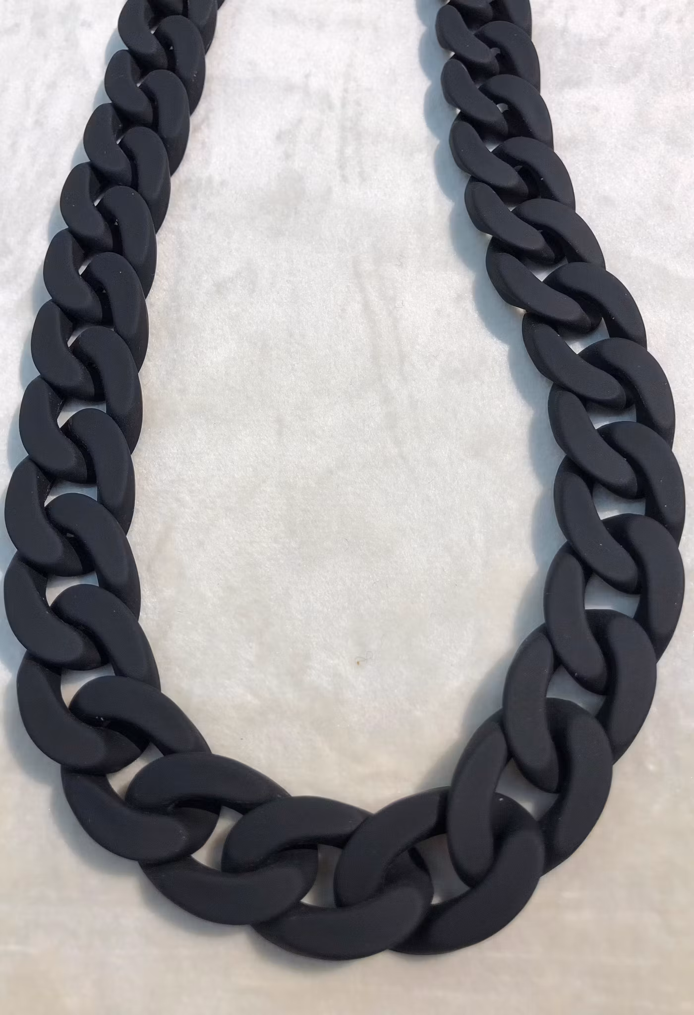Långt svart halsband by odahl återvunnen plast
