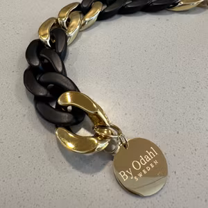 Svart/Guld Armband Odahl Acetat-återvunnen Plast.